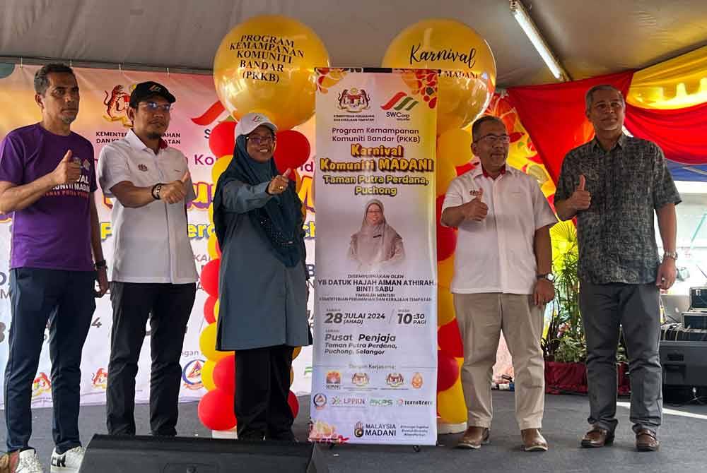 Aiman Athirah (tengah) melancarkan PKKB di Taman Putra Perdana Puchong pada Ahad.