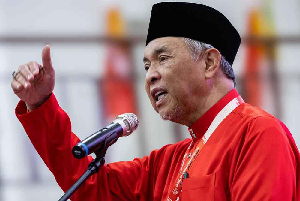 Ahmad Zahid berucap pada Mesyuarat Perwakilan UMNO Bahagian Bagan Datuk 2024 di Kompleks UMNO Bagan Datuk, pada Ahad. Foto Bernama