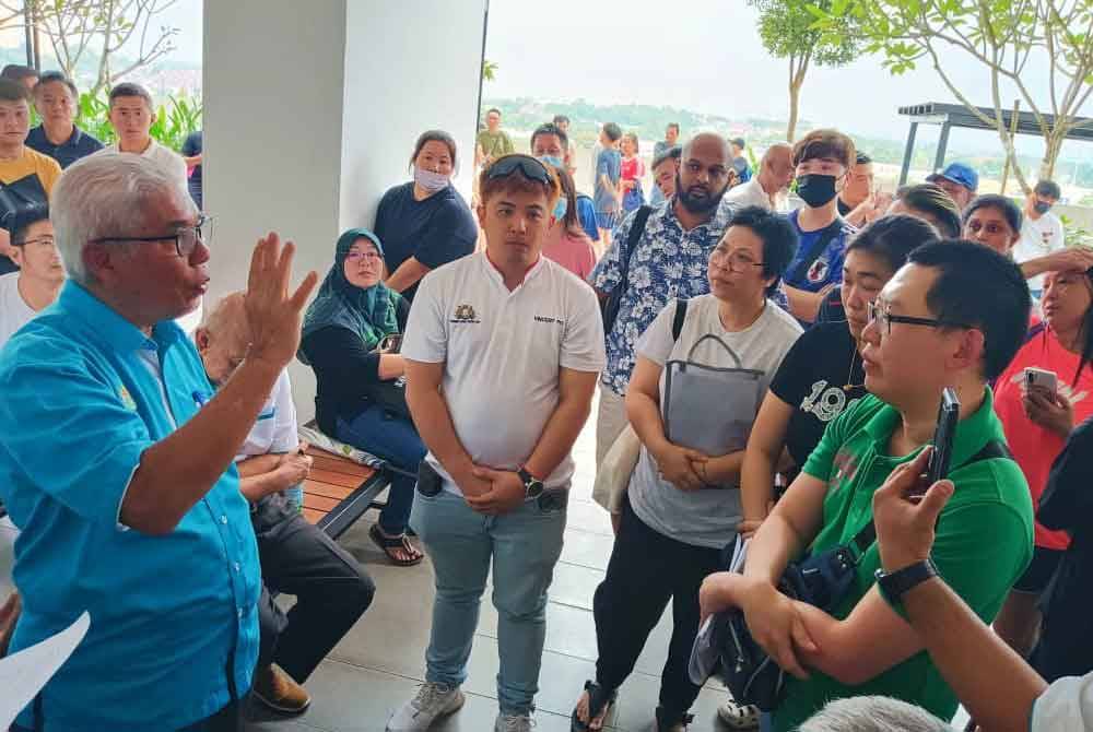 Hassan berbincang dan mendengar masalah penduduk semasa melawat Kondominium Midas Seri Alam, Pasir Gudang pada Ahad