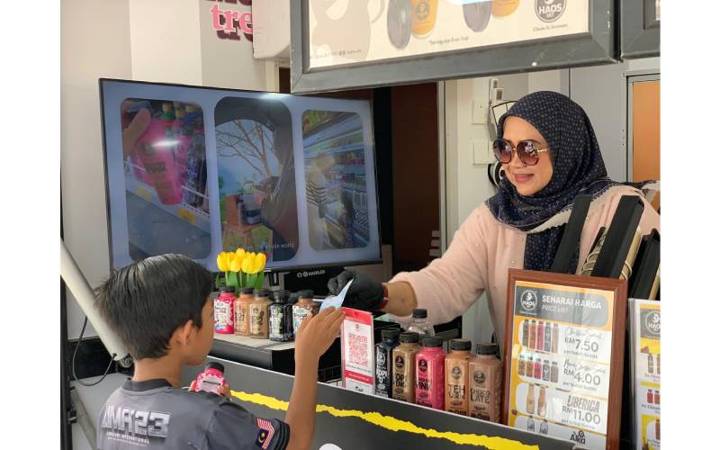 Ketua Pegawai Eksekutif yang juga Pengasas Haos Ek?, Anis Permin turut hadir bersama team ‘Rover Truck’ Haos Ek?