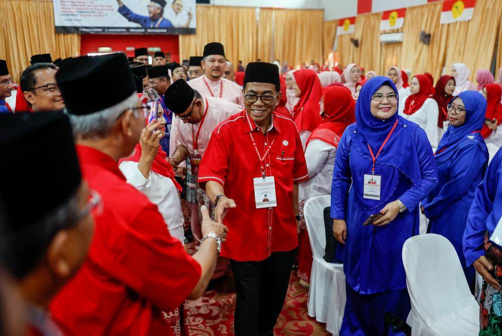 Mohamed Khaled bersalaman bersama para perwakilan pada Majlis Perasmian Mesyuarat Perwakilan UMNO Bahagian Gombak di Kompleks Lincah Mahaguru Omardin (KLMO), Gombak hari ini. Foto Bernama