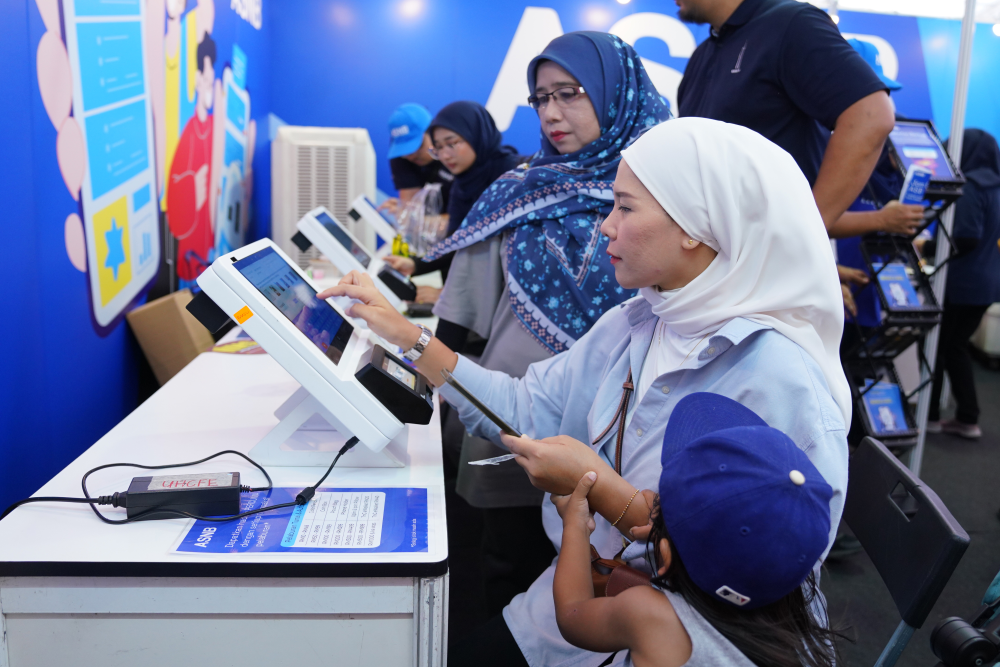 Pengunjung mencuba salah satu kiosk ASNB di tapak Karnival Rakyat Karangkraf 2024, pada Sabtu.