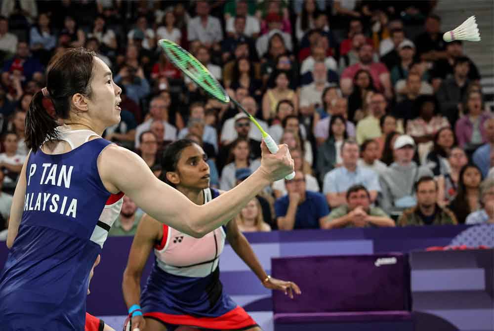 Pearly-Thinaah ketika beraksi menentang beregu wanita Jepun, Mayu Matsumoto dan Wakana Nagahara dalam acara badminton Sukan Olimpik Paris 2024, di Arena Porte De La Chapelle hari ini. Foto Bernama