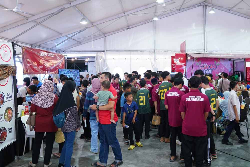 Orang ramai mengunjungi Sinar Plus Makan Fest di Karnival Rakyat Karangkraf pada Ahad.