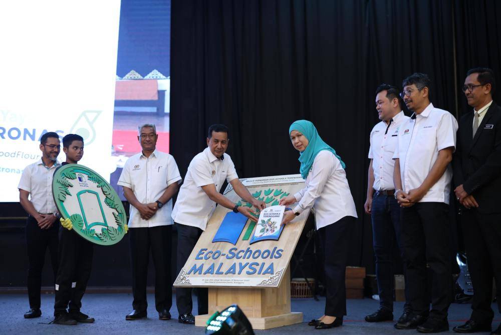 Abdul Muie (empat dari kiri) bersama Shariah Nelly ketika sempena majlis pelancaran Program Eco-Schools Terengganu pada Ahad.