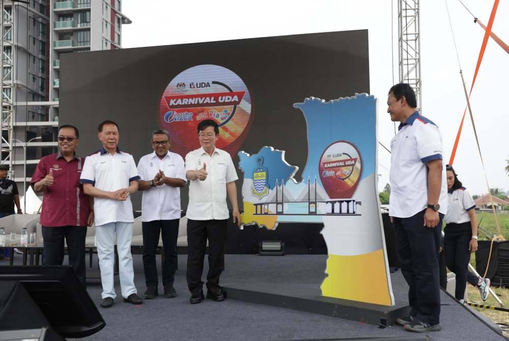 Kon Yeow (empat dari kiri) ketika melancarkan Karnival UDA 2024 di Tapak Parkir Gravitas, Jalan Baru Perai pada Ahad.