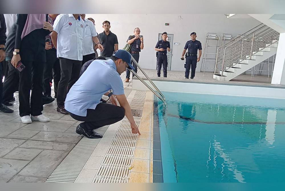 Onn Hafiz meninjau keadaan kolam renang di Pusat Akuatik MBJB Arena Larkin di Larkin, Johor Bahru pada Ahad.