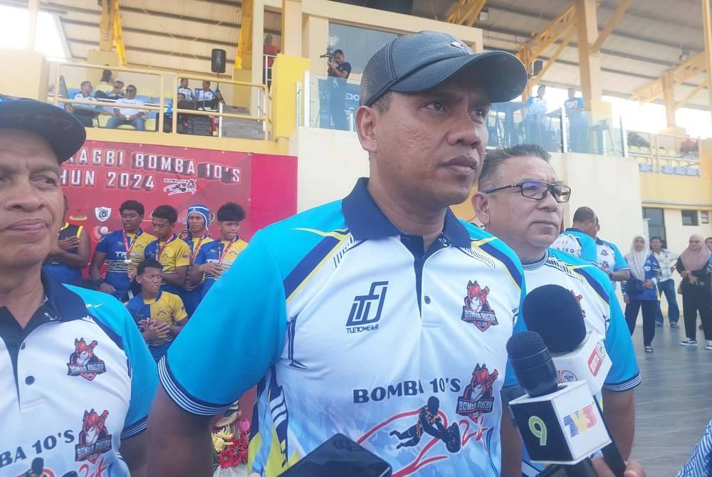 Nor Hisham (tengah) pada sidang akhbar Majlis Perasmian Kejohanan Ragbi Bomba Tahun 2024 di Stadium Ragbi Tengku Muhammad Ismail di Kuala Nerus pada Ahad.