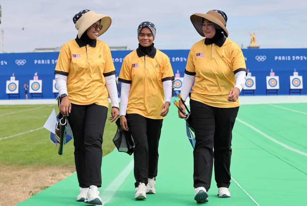 Atlet Memanah Wanita Negara, (dari kiri) Nurul Azreena Mohamad Fazil, Ariana Nur Dania Mohamad Zairi dan Syaqiera Mashayikh ketika beraksi dalam acara Memanah pada Sukan Olimpik Paris 2024 di Esplanade Des Invalides pada Ahad. Foto Bernama