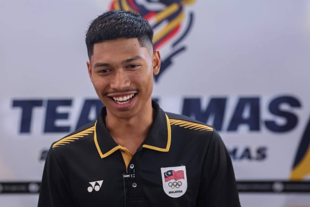 Muhammad Azeem Fahmi bertemu pemberita sebelum bertolak ke Sukan Olimpik Paris 2024 di Lapangan Terbang Antarabangsa Kuala Lumpur (KLIA) hari ini. Foto Bernama