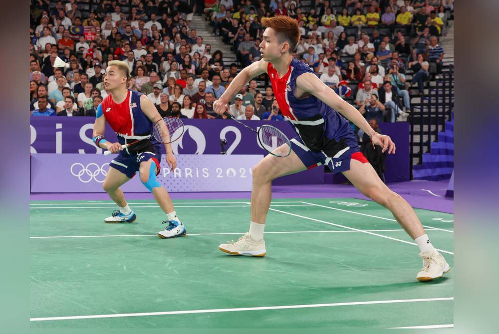 Beregu lelaki negara Aaron Chia dan Soh Wooi Yik ketika beraksi menentang beregu lelaki Kanada Adam Dong dan Nyl Yakura dalam acara badminton pada Sukan Olimpik Paris 2024 di Arena Porte De La Chapelle hari ini. Foto Bernama