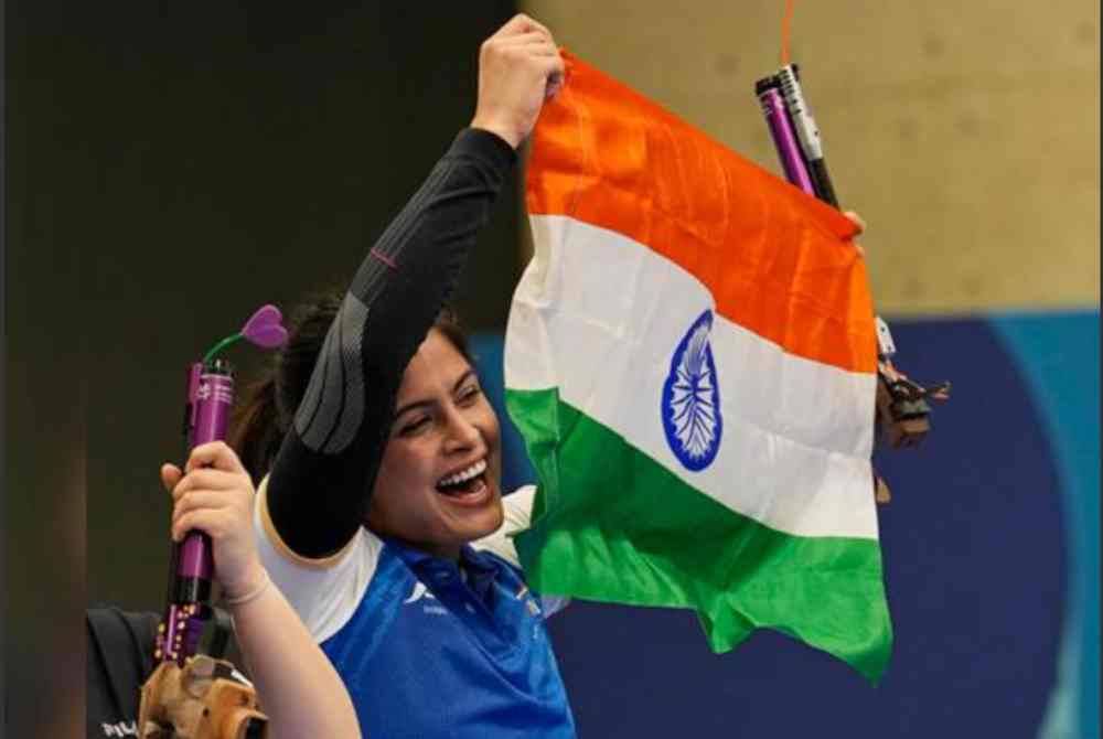 Bhaker meraikan kejayaan sambil mengibarkan bendera negara India selepas memperoleh gangsa bagi acara 10m air pistol wanita. Foto AP