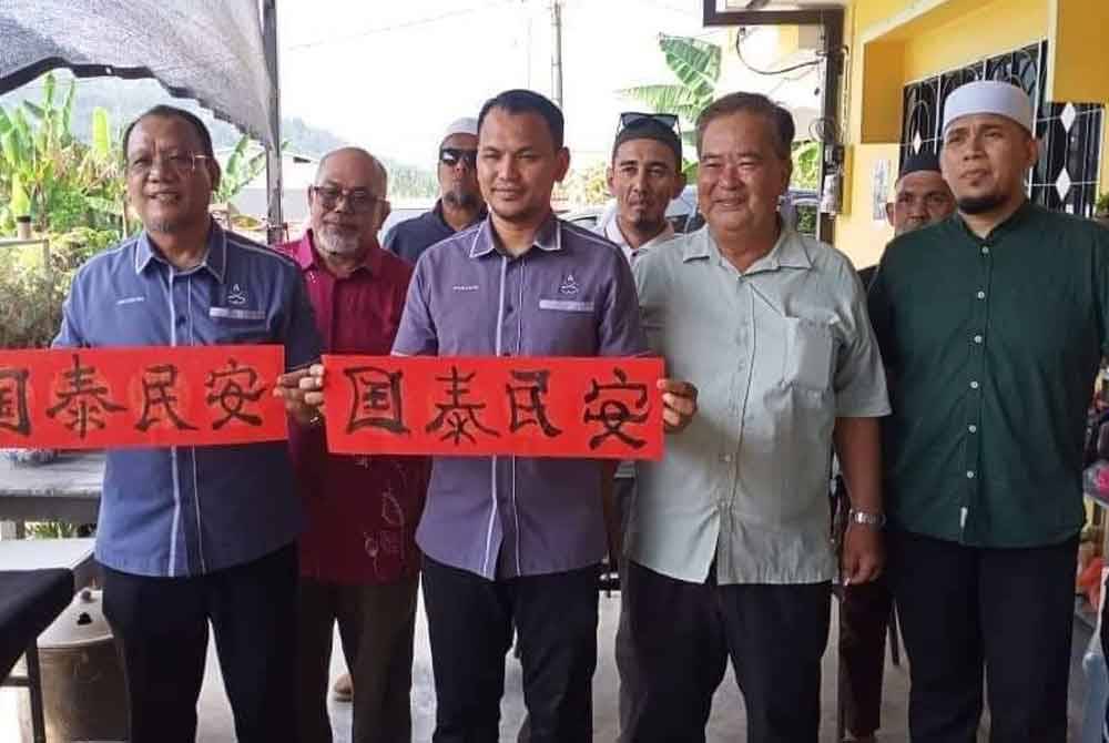 Andansura (kiri) dan Mohamad Ayub (dua dari kiri) bersama rombongan siri jelajah PTP disambut baik ketika kunjungan ke sebuah rumah ibadat di Sungai Klau, Dong, Raub baru-baru ini.