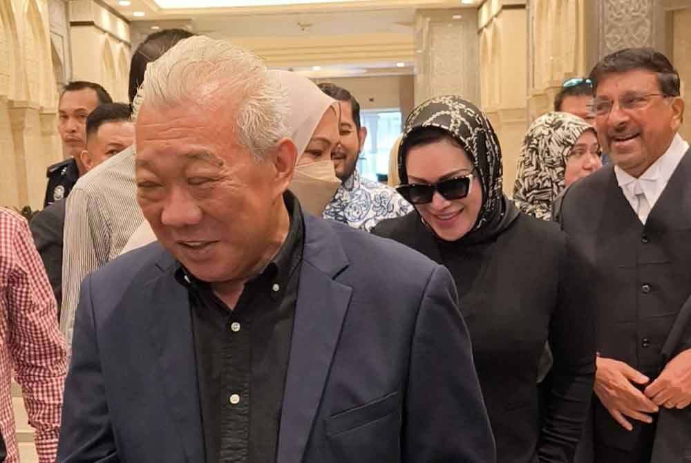 Bung Moktar (kiri) dan Zizie Izette (dua dari kanan) hadir ke Mahkamah Rayuan di Putrajaya bagi prosiding pendengaran rayuan pihak pendakwaan terhadap pembebasan mereka daripada tiga pertuduhan rasuah membabitkan RM2.8 juta berkaitan pelaburan Felcra Bhd.