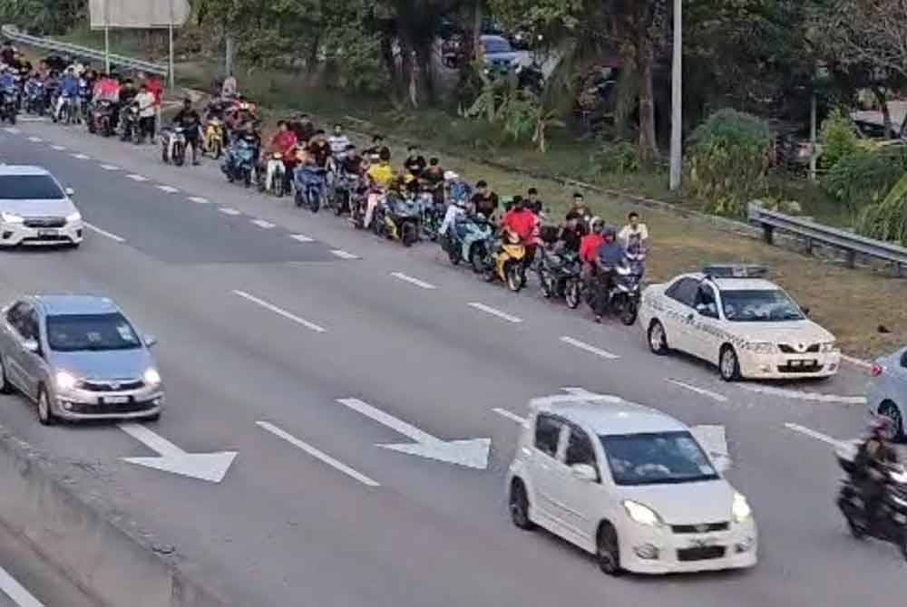 Tangkap layar sebuah video tular menyaksikan mat rempit bermandi peluh menolak motosikal selepas ditahan menerusi Op Samseng Jalanan di Jalan Kajang Utama 2, Kajang, Selangor pada Ahad.