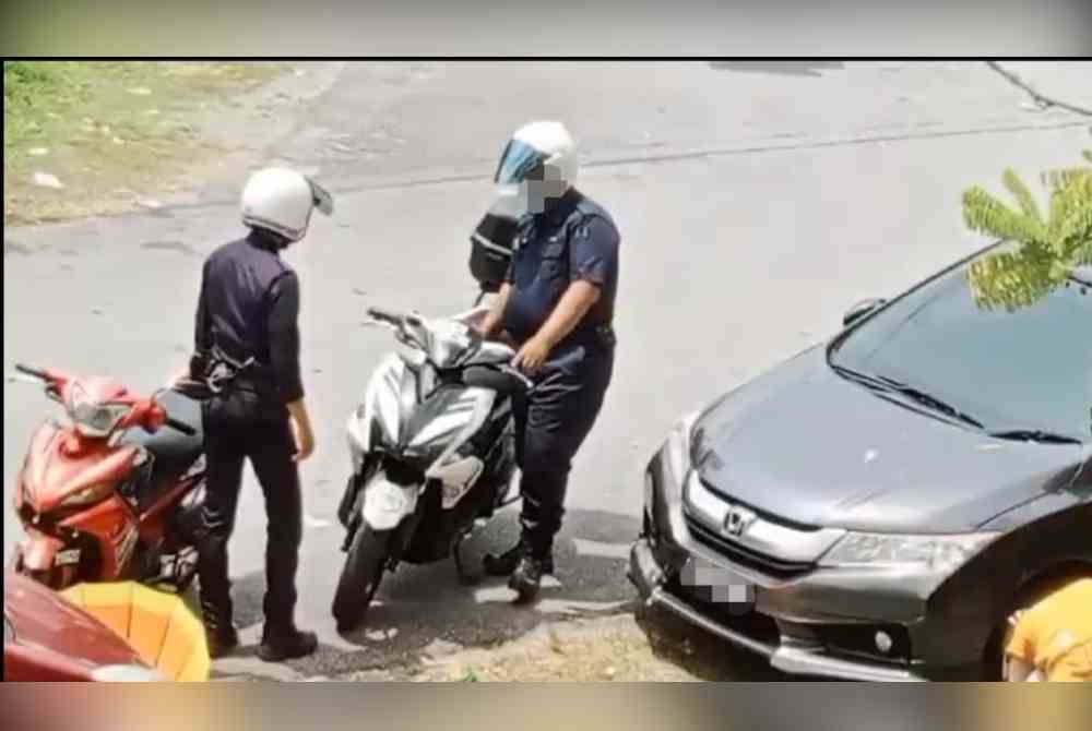 Tangkap layar video tular memaparkan dua anggota polis dipercayai melakukan pemerasan wang ke atas warga asing di Jalan Taming Sari, Kajang, Selangor.