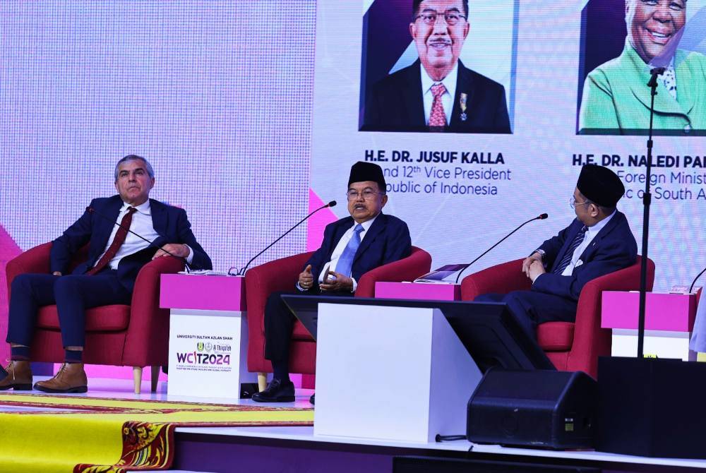 Jusuf (tengah) semasa pembentangan sesi Sidang Diraja sempena Persidangan Pemikiran dan Tamadun Islam Sedunia (WCIT) 2024 di Pusat Konvensyen Casuarina pada Isnin.