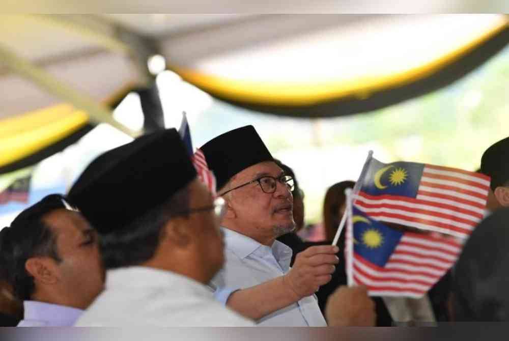 Anwar ketika menghadiri Majlis Kenduri MADANI di Taman Koperasi Perpaduan 2, Tambun di sini, pada Isnin. Foto Bernama