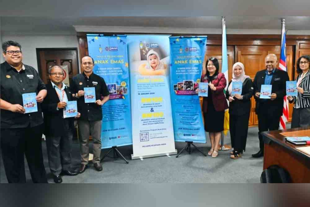 Norliza (tiga dari kanan), Siew Khim (empat dari kanan) dan Ahmad Dasuki (tiga dari kiri) bergambar selepas sesi sidang media Majlis Pelancaran Program Anak Emas di Komtar, Pulau Pinang.