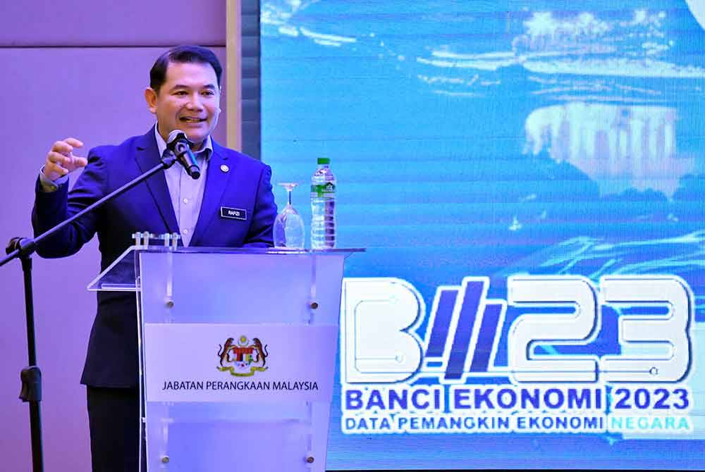 Rafizi menyampaikan ucapan pada Majlis Peluncuran Penemuan Banci Ekonomi 2024 di Putrajaya pada Isnin. - Foto Bernama