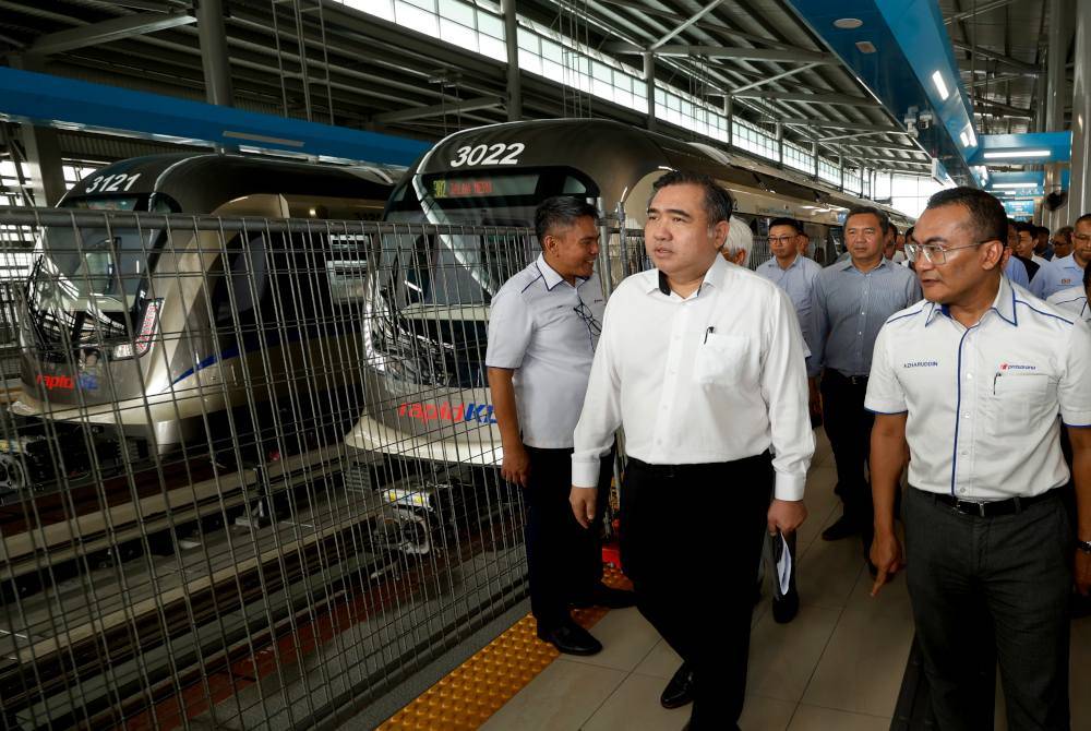 Anthony Loke (dua dari kanan) meninjau status terkini projek pembinaan Transit Aliran Ringan 3 (LRT3) di Stesen 20 Pasar Jawa, pada Isnin. Foto Bernama