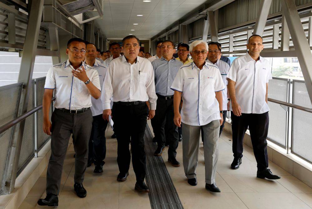 Anthony Loke (dua dari kiri) meninjau status terkini projek pembinaan Transit Aliran Ringan 3 (LRT3) di Stesen 20 Pasar Jawa, pada Isnin. Foto Bernama