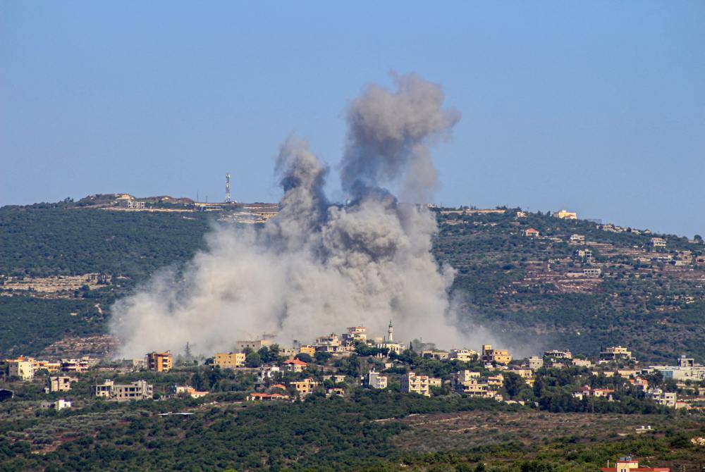 Kepulan asap tebal memenuhi ruang udara selepas serangan dilancarkan Israel di sempadan perkampungan Chihine di Lubnan pada Ahad. Foto AFP