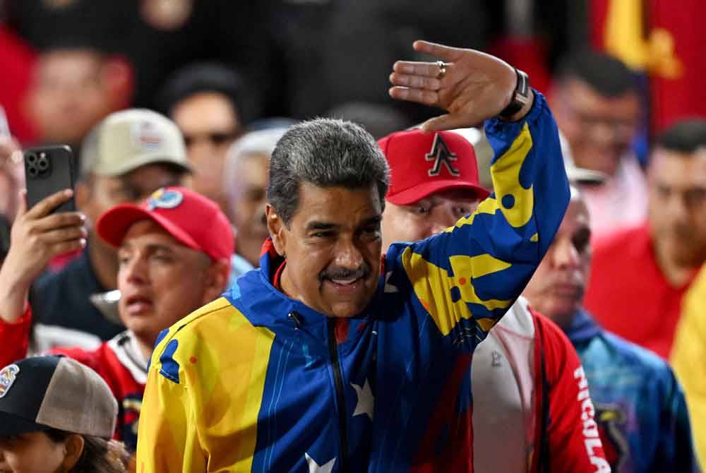 Maduro meraikan kemenangan bersama para penyokong beliau di Caracas. Foto AFP