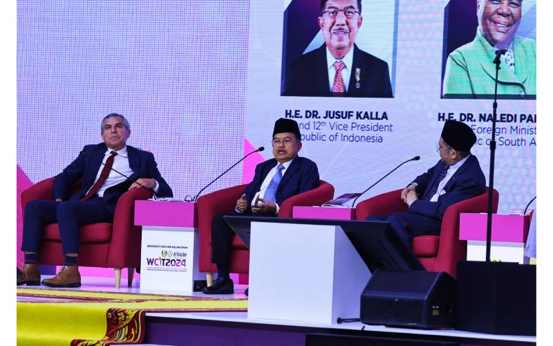 Bekas Naib Presiden Indonesia, Jusuf Kalla (tengah) semasa pembentangan sesi Sidang Diraja sempena Persidangan Pemikiran dan Tamadun Islam Sedunia (WCIT) 2024 di Pusat Konvensyen Casuarina pada Isnin.