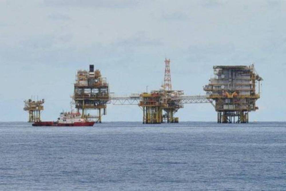 Bayaran tunai hasil petroleum akan dibayar terus kepada negeri sekiranya didapati dan diperoleh dalam perairan wilayah tiga batu nautika yang diukur daripada garis air surut selaras dengan Akta 750. Gambar hiasan