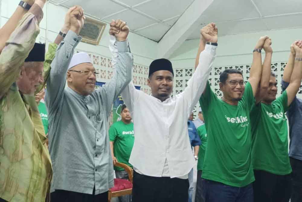 Mohd Rizwadi (tiga dari kiri) merupakan bekas Timbalan Ketua Pemuda Pas Gua Musang diumumkan sebagai calon PN bagi PRK DUN Nenggiri pada Isnin.