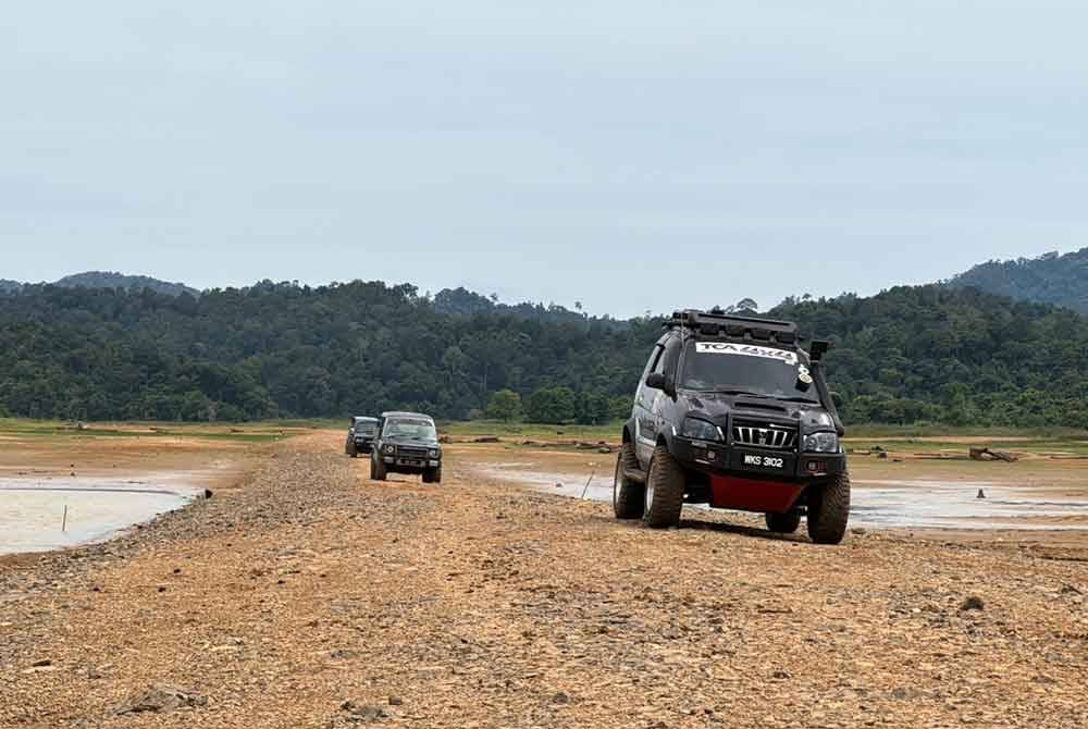 Tasik Pedu yang surut tersebut menyaksikan beberapa kawasan mengering dan boleh dilalui oleh pengunjung yang menaiki kenderaan.