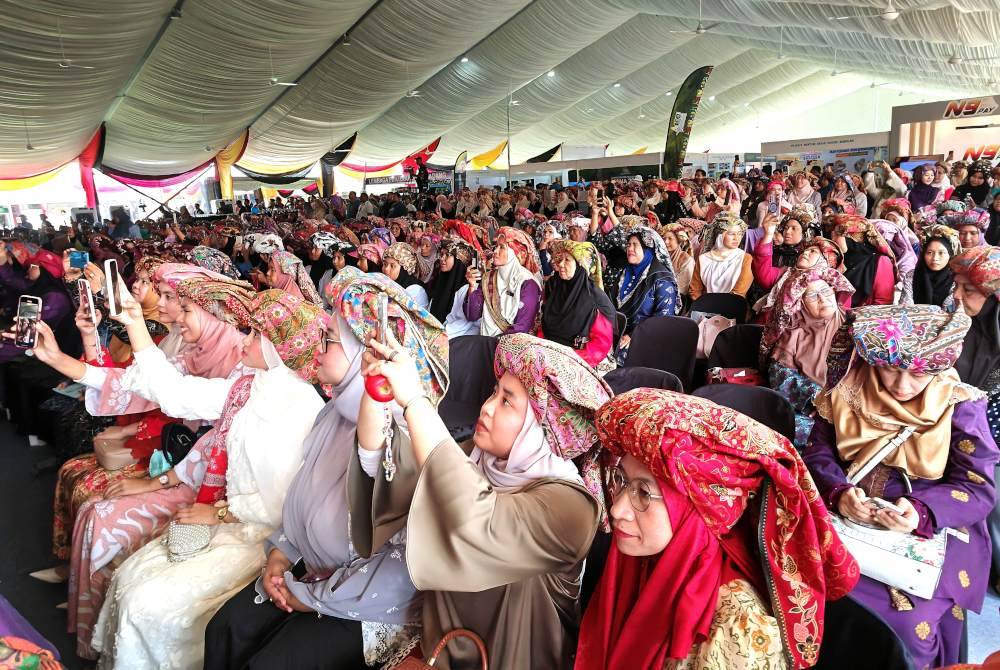 Seramai 1,002 wanita hadir ke Perpatih Fest 2024 dengan memakai telepuk.