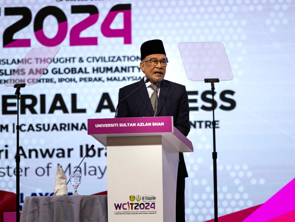 Anwar menyampaikan ucapan pada Program WCIT 2024 di Ipoh, Perak pada Isnin. FOTO: BERNAMA 