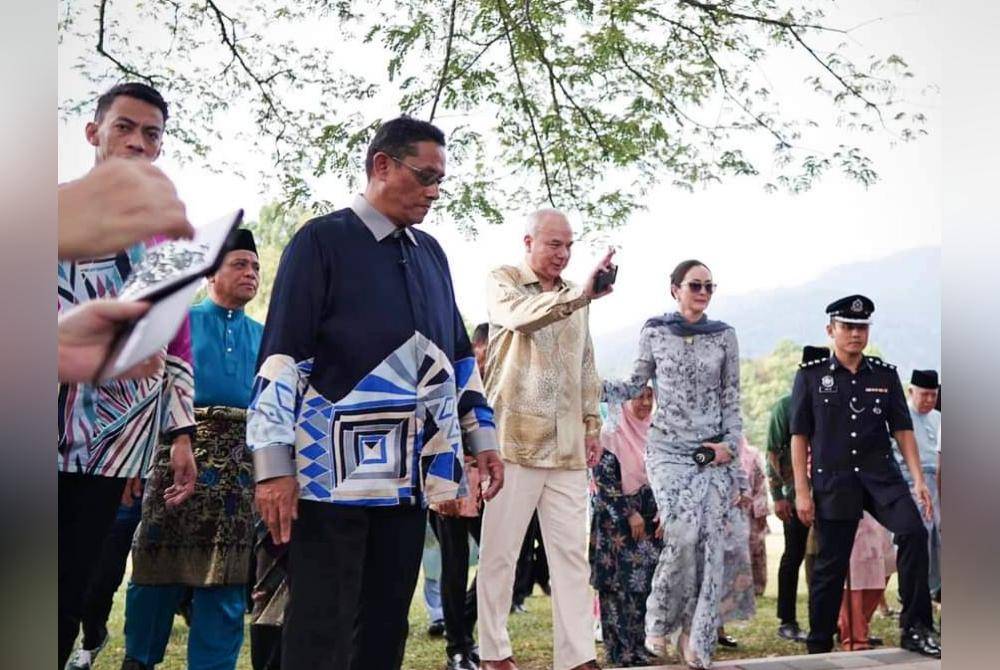 Sultan Nazrin bersama Tuanku Zara berkenan meninjau keadaan kolam Taman Tasik Taiping yang mengalami kekeringan.