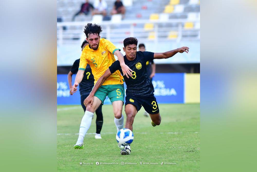 Pemain Australia, Zachary De Jesus (kiri) bersaing dengan Muhamad Faris Danish Mohd Asrul dalam aksi penentuan tempat ketiga Piala ASEAN 2024 di Stadium Gelora Bung Tomo, Surabaya, Indonesia. Foto FAM