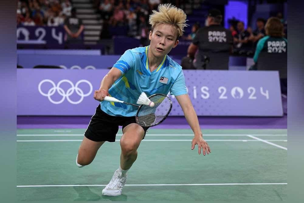 Pemain perseorangan wanita negara, Goh Jin Wei beraksi menentang pemain Afrika Selatan, Johanita Scholtz dalam acara badminton Sukan Olimpik Paris 2024 di Arena Porte De La Chapelle hari ini. Foto Bernama