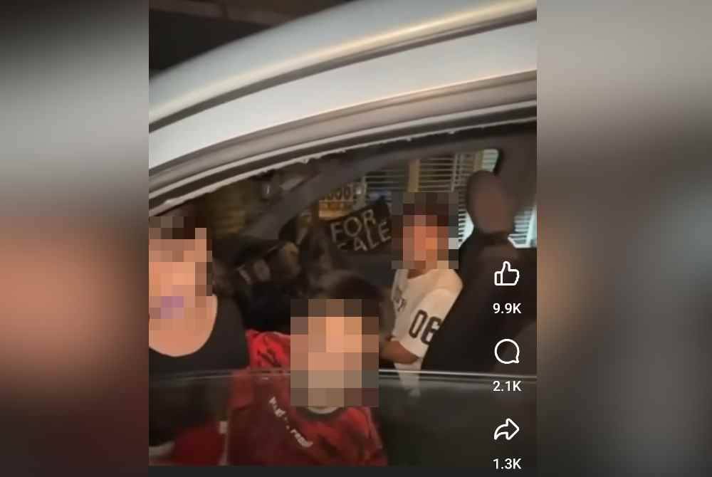 Tangkap layar video tular menyaksikan seorang kanak-kanak memandu kereta dengan membawa dua adiknya di Taman Putra Impiana, Puchong, Selangor.