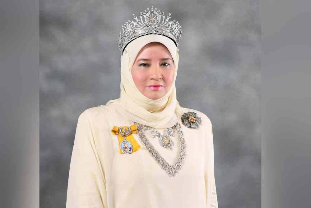 Tunku Azizah mendahului senarai 24 penerima darjah kebesaran sempena Ulang Tahun Hari Keputeraan Ke-65 Sultan Pahang, Al-Sultan Abdullah Ri&#039;ayatuddin Al-Mustafa Billah Shah di Balai Mahkota Istana Abdulaziz pada Selasa.