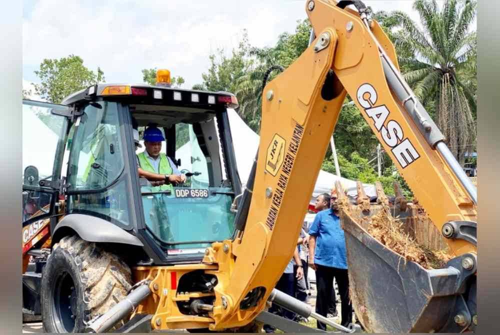 Ahmad Zahid menaiki jengkaut sebagai simbolik merasmikan Majlis Pecah Tanah Projek Pembinaan dan Menyiapkan Jalan Perhubungan Desa di Kuala Betis-Pos Bihai-Pos Belatim-Pos Balar-Poshau-Kuala Betis dan Projek Mengganti Jambatan Batu 6, Nenggiri di Dataran Kejat Rancangan Penempatan Semula (RPS) Kuala Betis, Gua Musang pada Selasa.