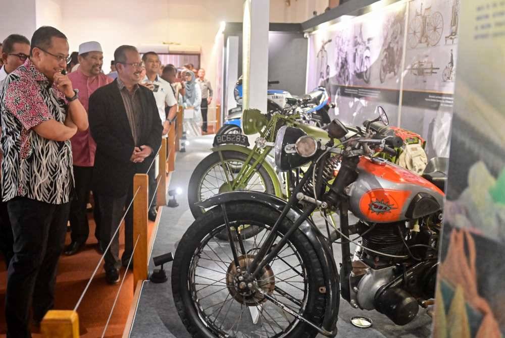 Ahmad Samsuri (kiri) meninjau Pameran Muto & Kenangan di Muzium Negeri Terengganu dekat Losong, Kuala Terengganu, pada Selasa.