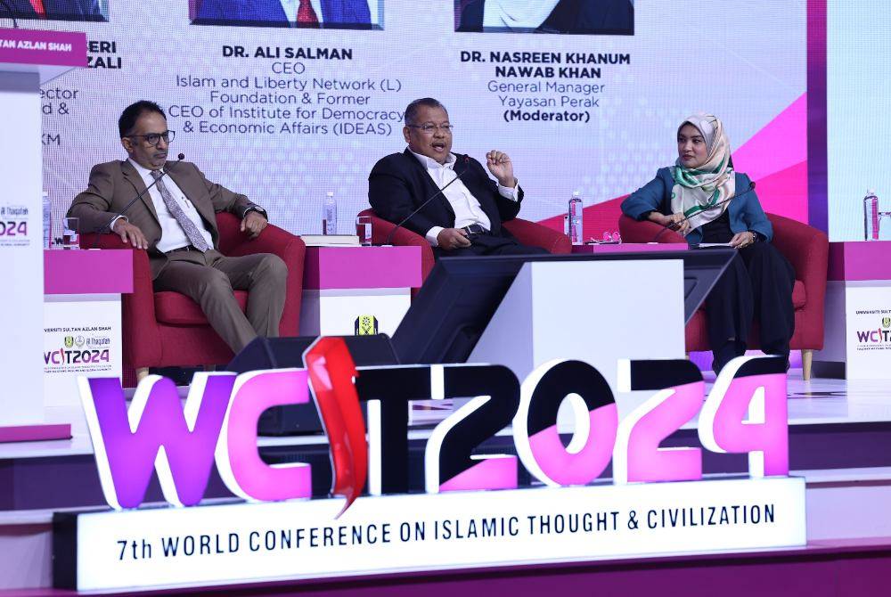 Noor Azlan (tengah) ketika menjadi ahli panel Forum Kerjasama Ekonomi dan Pembangunan sempena Persidangan Pemikiran dan Tamadun Islam Sedunia (WCIT) di Pusat Konvensyen Casuarina, Bandar Meru Raya di sini pada Selasa.