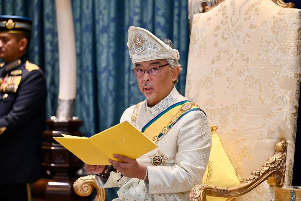 Al-Sultan Abdullah bertitah pada Istiadat Pengurniaan Darjah-Darjah Kebesaran Negeri Pahang Darul Makmur sempena Memuliakan Ulang Tahun Hari Keputeraan Ke-65 Sultan Pahang di Balai Mahkota Istana Abdulaziz di Kuantan pada Selasa. Foto Istana Pahang