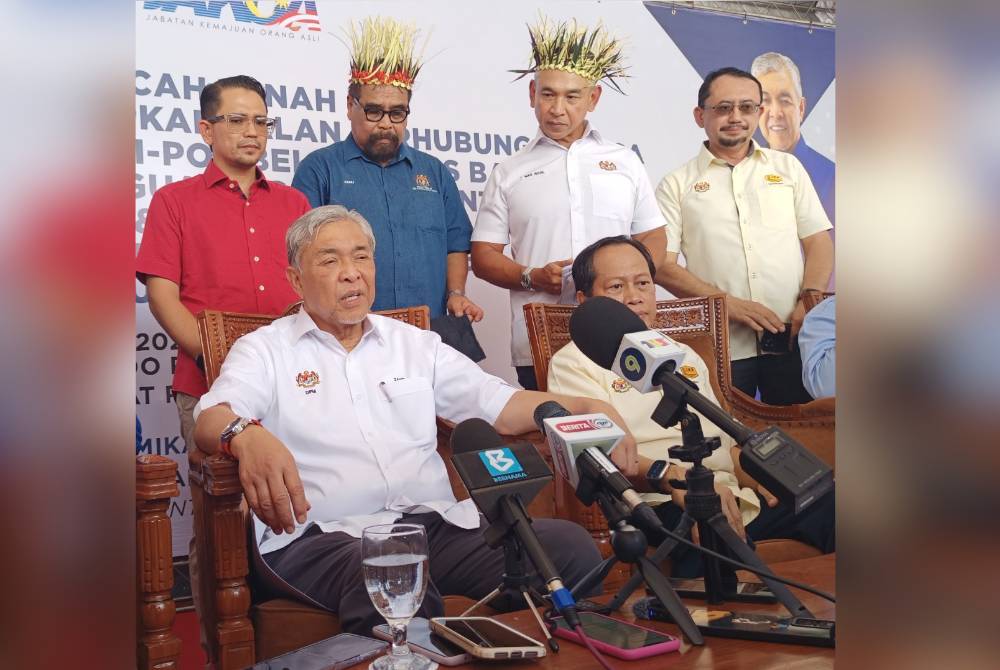 Ahmad Zahid (depan, kiri) mahu jentera parti BN dan PH bekerja keras dalam melawan fitnah pembangkang terutama berkait dengan penyasaran subsidi diesel pada PRK Nenggiri.