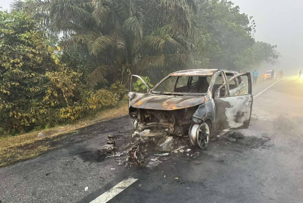 Motosikal dan kereta yang terbakar dalam nahas membabitkan lima kenderaan di KM 20.4 Jalan Kota Tinggi-Kulai pada pagi Selasa. Foto PDRM