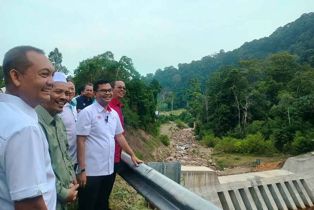 Akmal (kanan) melihat Empangan Sabo di Titi Hayun yang telah selesai pembinaannya.