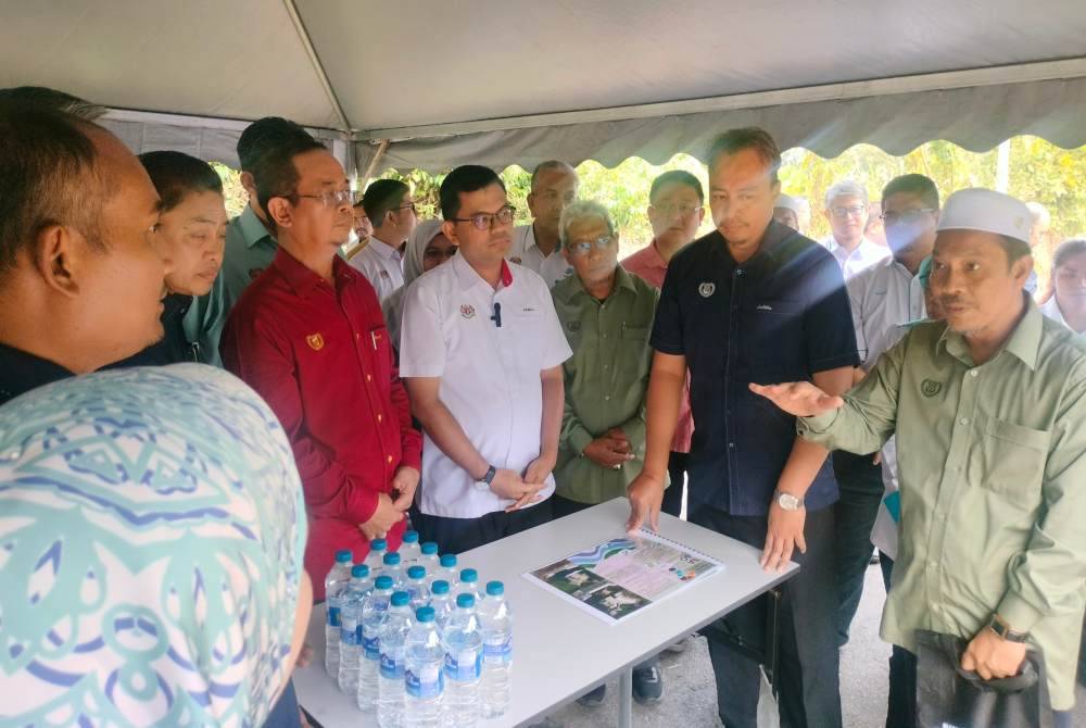 Akmal Nasrullah (empat dari kanan) turun padang meninjau Empangan Sabo di Titi Hayun, Yan, Kedah.