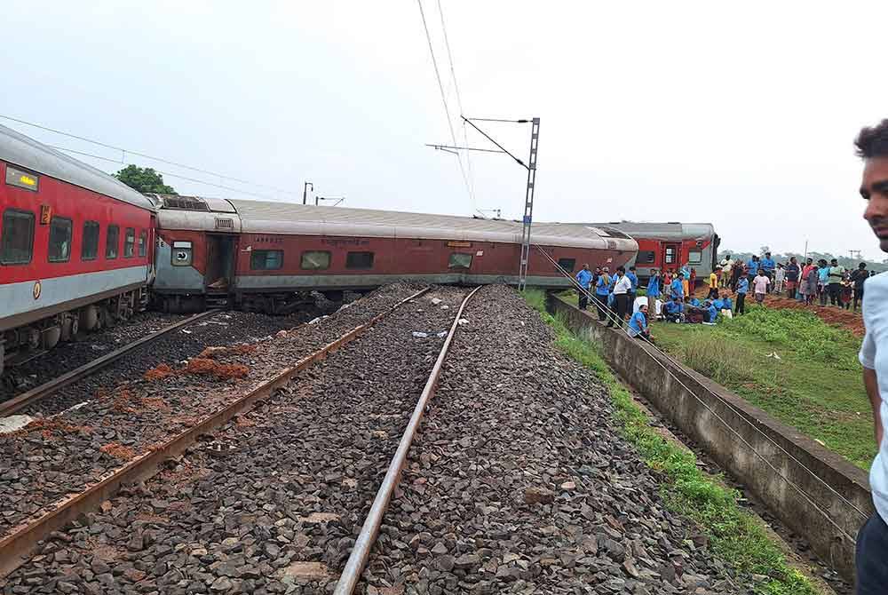 Sebanyak 18 gerabak Howrah-Mumbai Mail tergelincir daripada landasan, menyebabkan kecederaan kepada ramai penumpang. Foto AFP