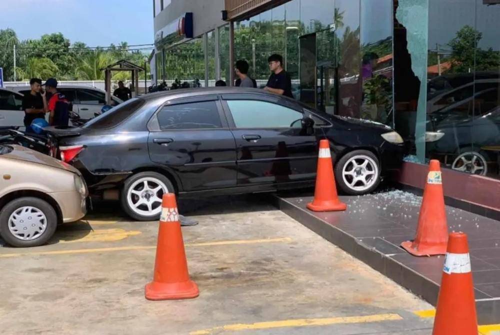 Sebuah Honda City yang dilanggar dari belakang Perodua Kancil merempuh dinding kaca sebuah premis jenama kopi antarabangsa terkenal di Sekinchan pada Selasa.