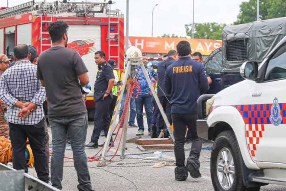 Kejadian disedari orang awam yang ternampak penutup lubang dalam keadaan terbuka pada jam 8 pagi tadi sebelum memaklumkan kejadian itu kepada polis. - Foto Astro Awani